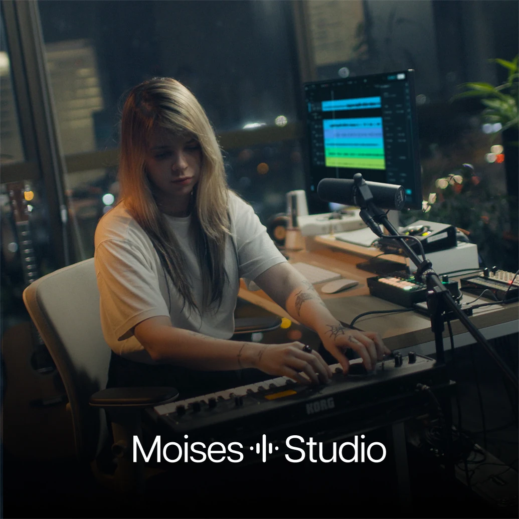 Музыкант за клавишами и микрофоном в Moises Studio